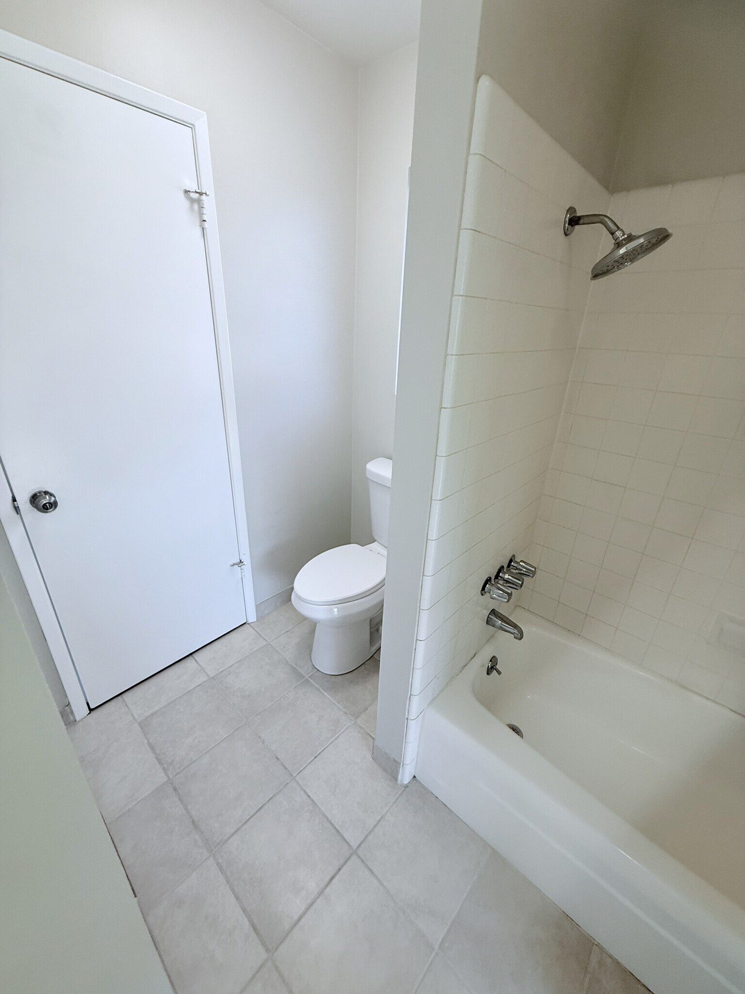 Full bathroom - 3737 Portofino Way