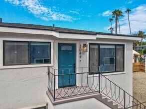 Building Photo - STUNNING UPGRADED UPSTAIRS 2BD/2BA UNIT IN...
