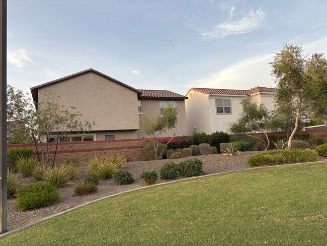 Building Photo - Modern 3-Bedroom + Loft + Den in Gated Pho...