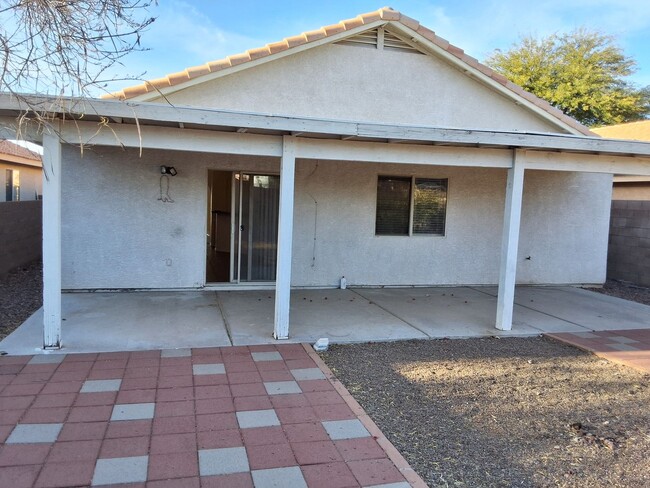 Building Photo - Rita Ranch- 3Bdrm/2ba nice Clean home-new ...