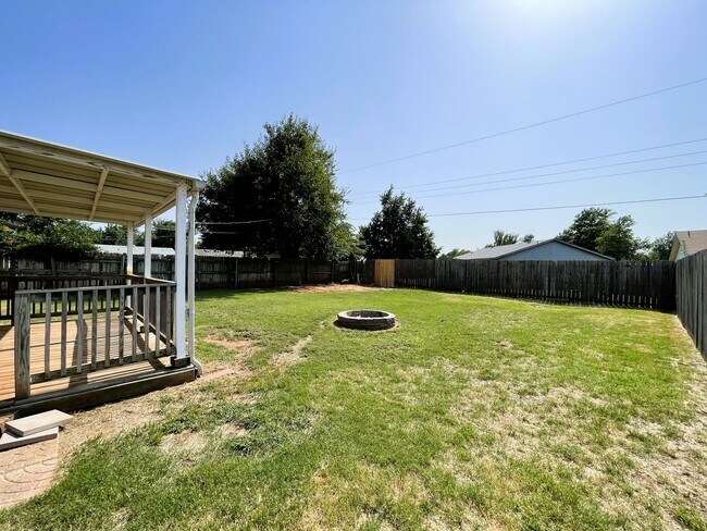 Building Photo - 3 Bedroom Home In Mustang School District!