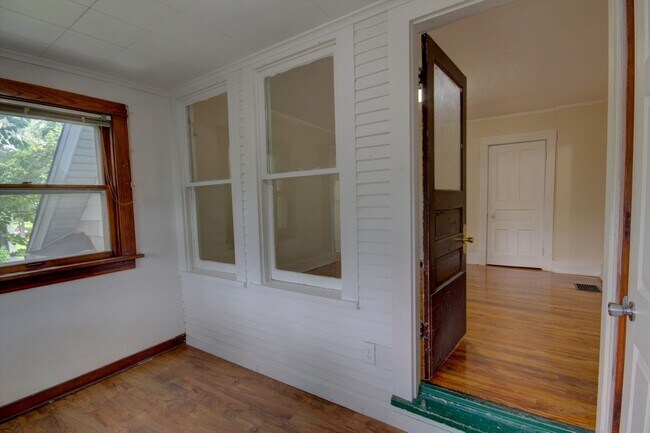 Building Photo - SL AAC1127