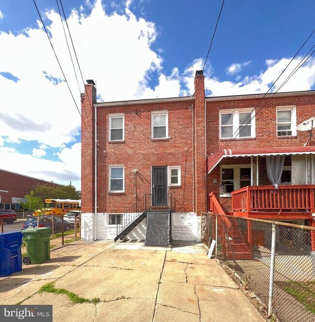 Building Photo - 2237 W Saratoga St
