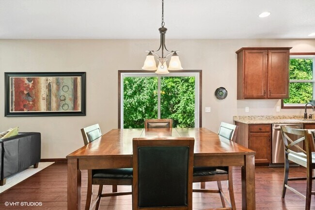 Breakfast/ casual dining - 4505 Yellowstone Ln N
