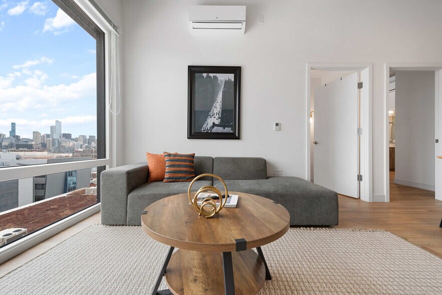 Building Photo - 851 W Blackhawk St