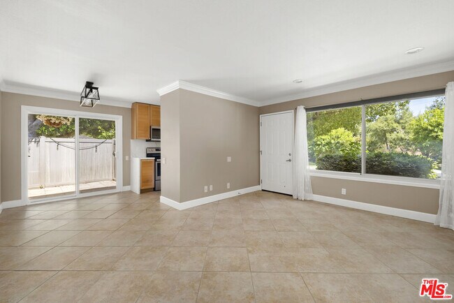 Building Photo - 1685 E Avenida De Las Flores