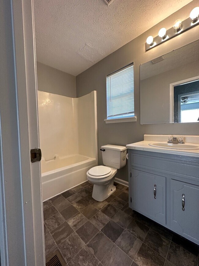 Building Photo - 1058 Bush Ave