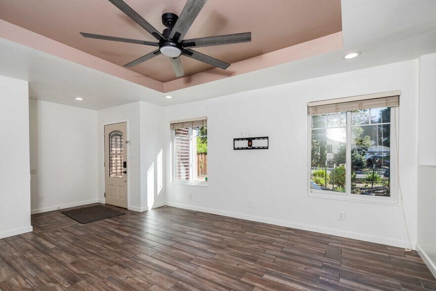 Building Photo - 861 Hollenbeck Ave