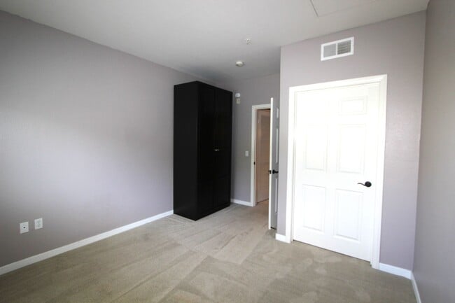 Building Photo - Light & Bright 2 bedroom 2 bathroom condo ...