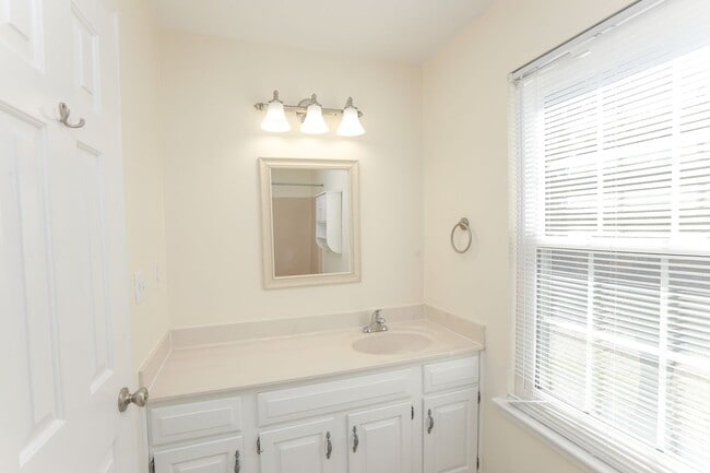 Building Photo - Spacious 4BR Home with a Fenced Yard & Jetted Tub