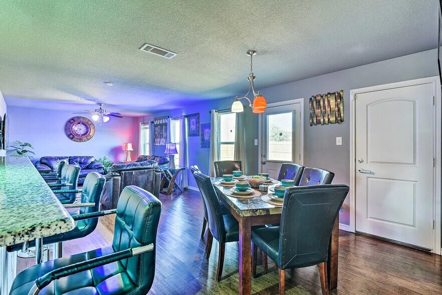 Building Photo - Room in House on Canyon Oaks Dr