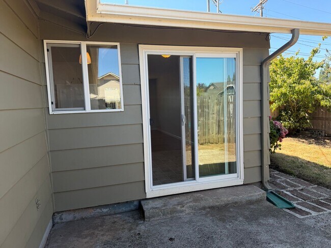 Building Photo - 3-bedroom, 1 bath duplex with garage!