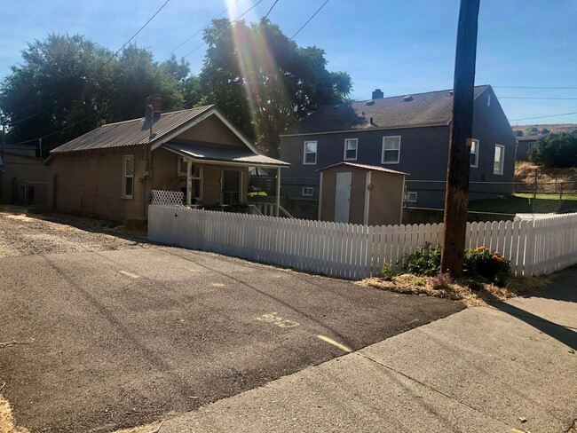 Building Photo - Charming & Updated One-Bedroom Bungalow