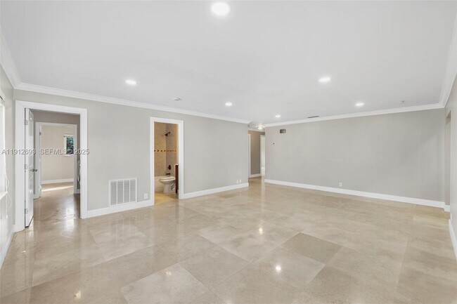 Building Photo - 633 Solar Isle Dr