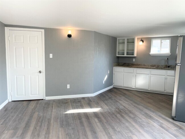 Building Photo - 7515 Bayway Dr