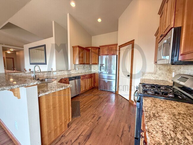 Building Photo - Spacious Home With Stunning Sunset Views