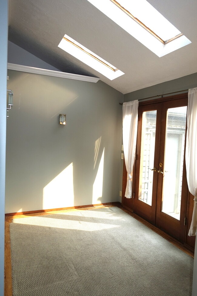 Building Photo - Private Patio Oasis