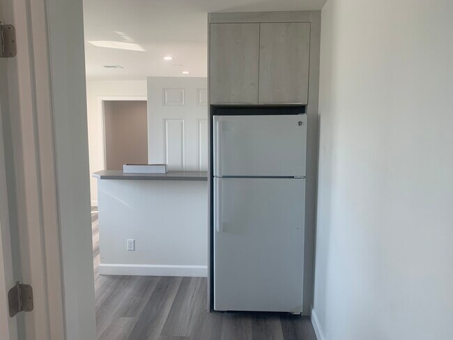 Building Photo - 708 W Gage Ave