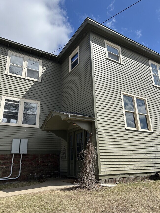 Building Photo - Charming 1-Bed Waterfront Oasis with Scenic Views in Eau Claire! Available NOW