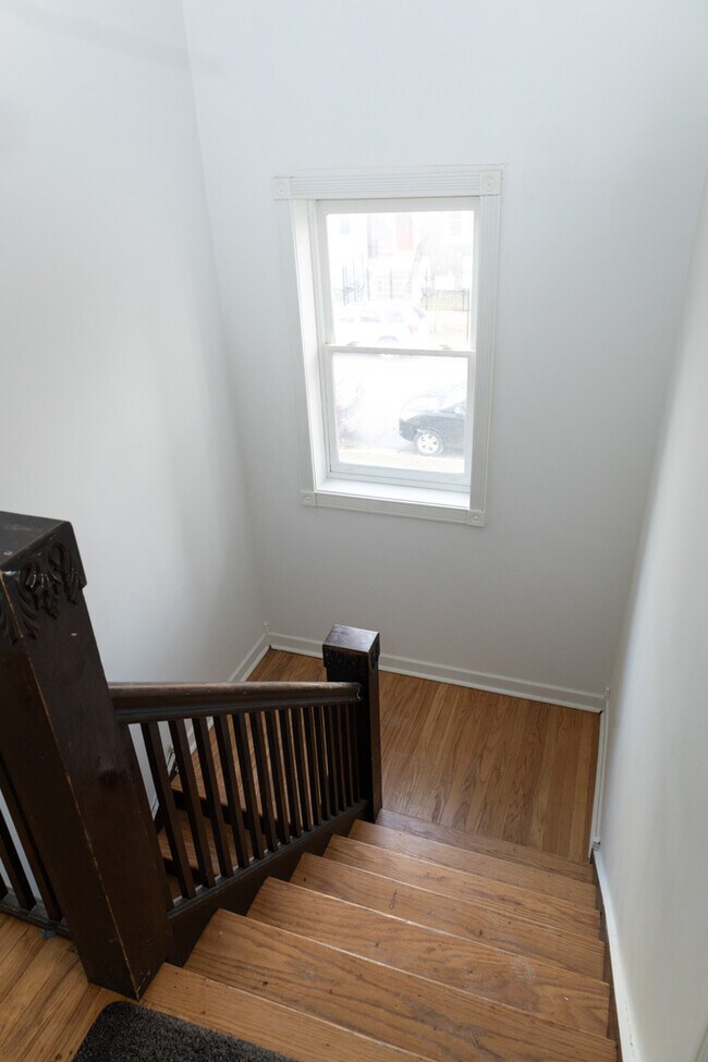 Building Photo - 2016 N Kilbourn Ave