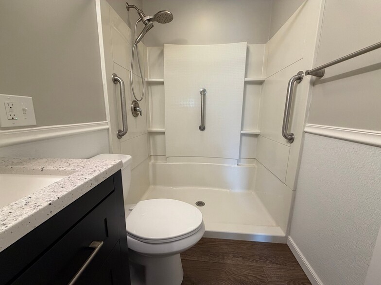 Building Photo - 407 Rothey Dr