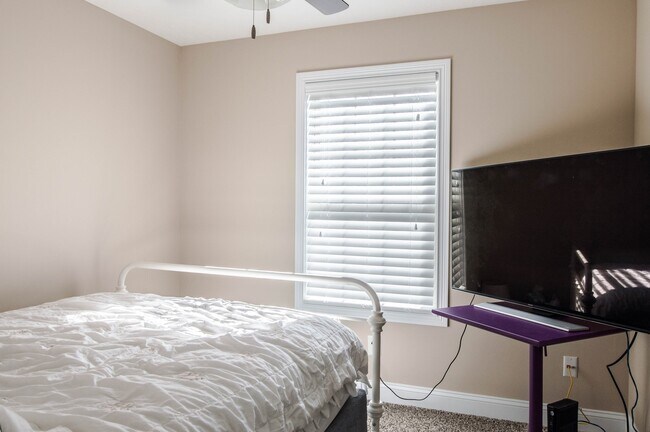 Building Photo - Pet Friendly Four Bedroom with Basement!