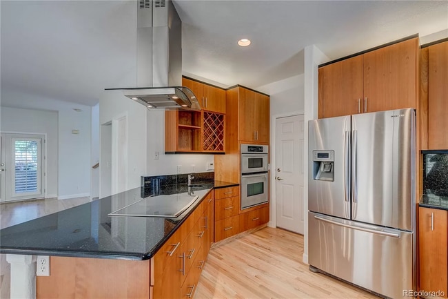 Building Photo - 552 Steele St