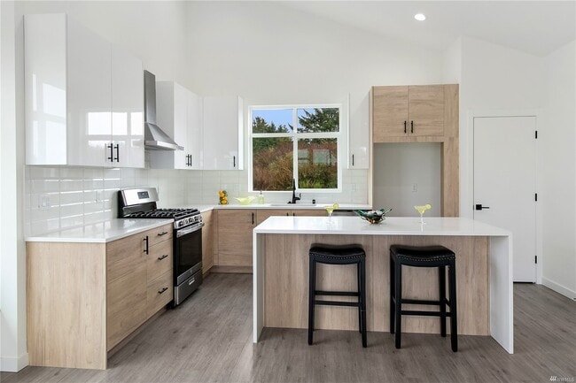 Building Photo - 514 Canal Dr NE