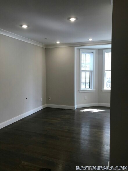 Building Photo - 79 Linden St