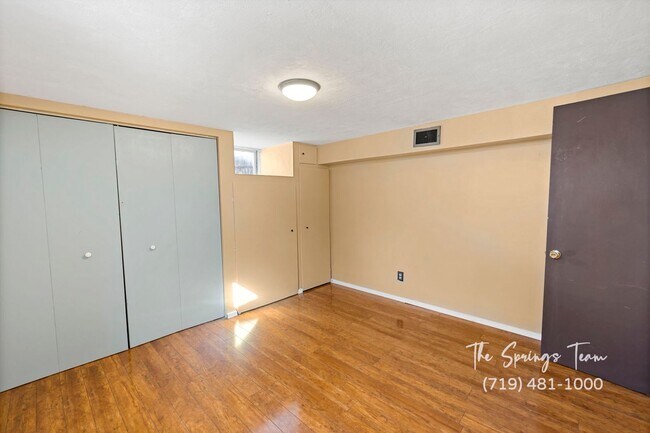 Building Photo - CUTE 3BD RANCHER WITH CHARACTER IN CENTRAL COLORADO SPRINGS - Security Deposit Waiver Available