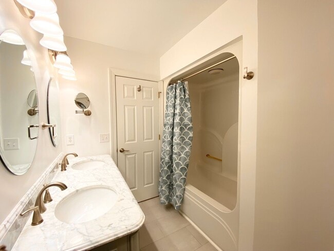 Building Photo - FULLY-FURNISHED GORGEOUS TOWNHOME!