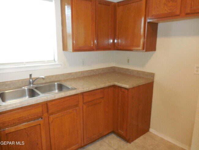 Building Photo - 14741 Calhoun Dr