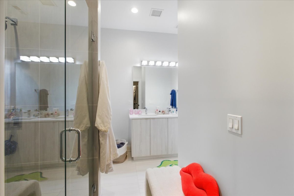 Building Photo - 2316 N Clark St