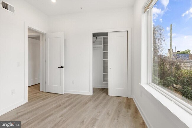Building Photo - 2046 E Lehigh Ave