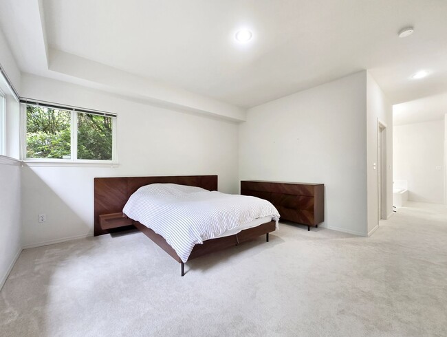 Building Photo - Spacious 3-Bed, 3-Bath Home with Lower Level Bedrooms, Patio, and Garage Near Factoria Mall & Dow...