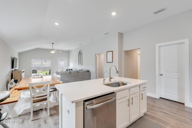 Building Photo - 230 Bayou Bend Ln