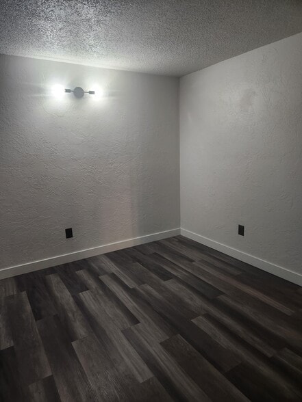 Building Photo - 307 NW Elm Ave