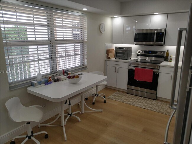 Building Photo - 3510 Oaks Way