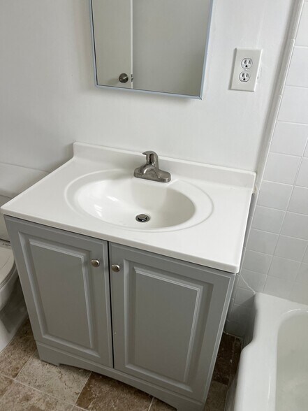 Building Photo - 3110 Livonia Ave