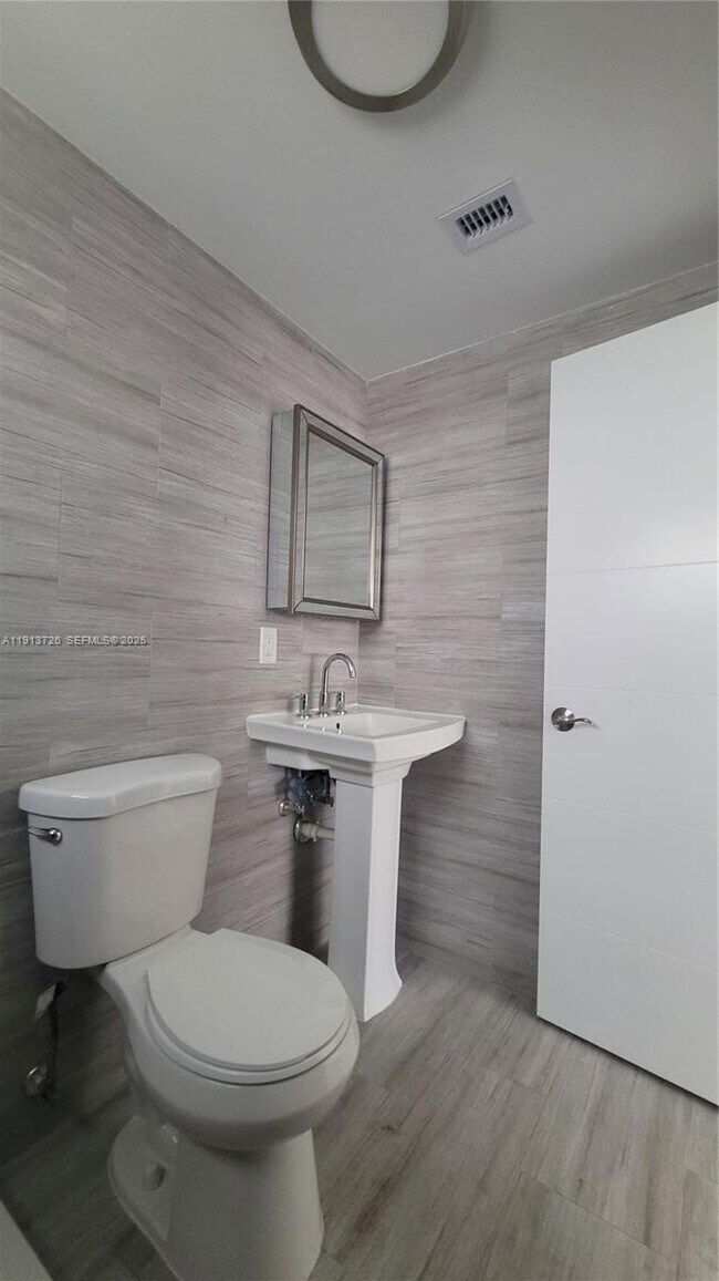 Building Photo - 2150 SW 26th St