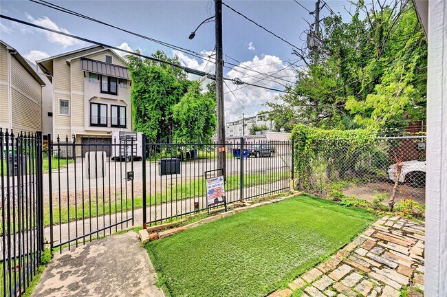 Building Photo - 5507 Darling St
