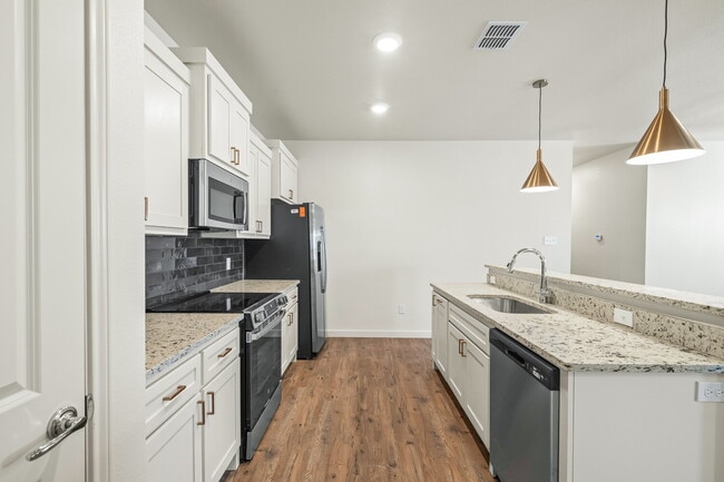 Building Photo - Like new townhome in Frenship East!