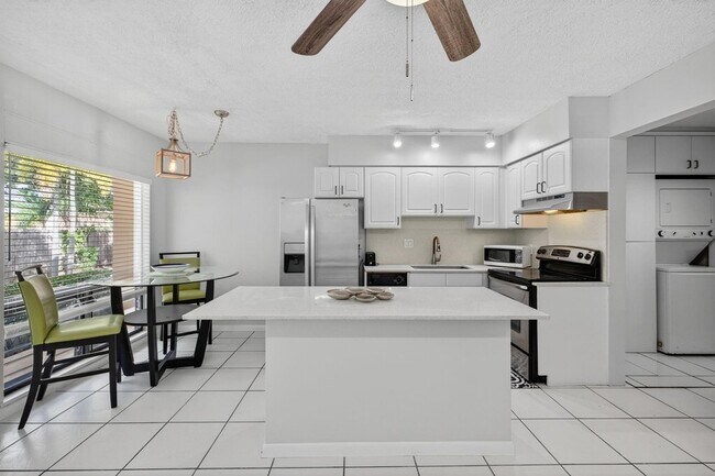 Building Photo - 2624 NE 30th Pl