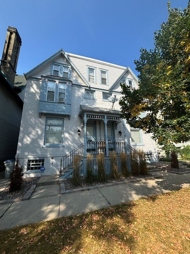 Primary Photo - 916 E Lyon St