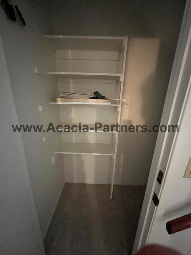 Building Photo - Large Three Bedroom Townhouse