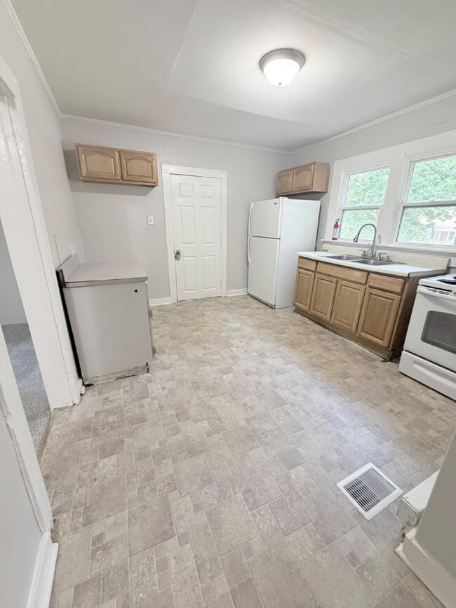 Building Photo - "Charming 3-Bedroom Home in the Heart of Winston-Salem-Pets Welcome Housing Vouchers Accepted!