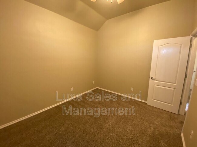Building Photo - 640 E Linden Ln