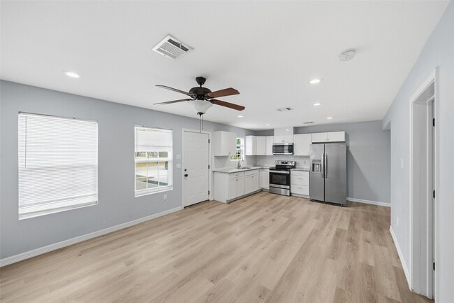 Building Photo - 8595 Parkway Dr