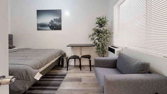 Building Photo - 647 W 18th St