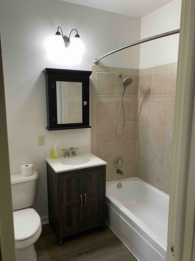 Full Bath II - 14314 S Union Ave